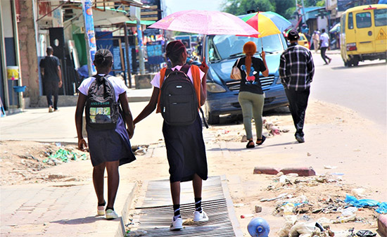 Kinshasa au ralenti : des élèves fatigués, en retard et à pied
